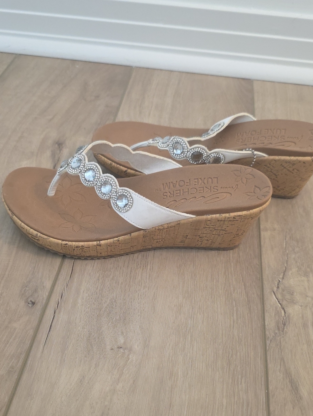 New, Never Worn Skechers White Jeweled Cork Wedge Thong Sandals Size 8